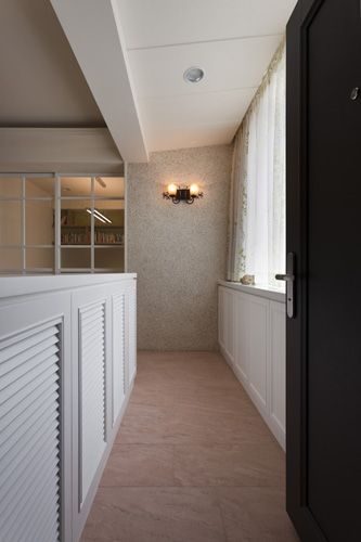 玄关-利用鞋柜作为隔屏界定玄关，也增加了小空间的收纳量。正前方不平整的老旧墙面，设计师以石材修饰，并搭以壁灯增添气氛。