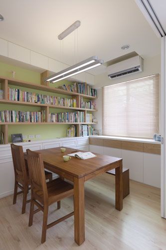 书房-白色烤漆的矮柜，上半部搭配厚实层板，尤其背景清爽的嫩绿色，使阅读氛围更轻松惬意。